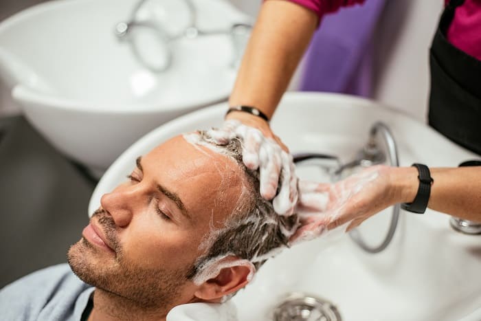 Haarpflege bei Haarausfall - Haare waschen